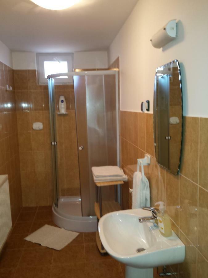 Eszter Vendeghaz Hotel Izvoru Crisului Luaran gambar